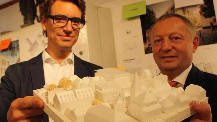 Architekt Thomas Steimle und Landrat Thomas Bold mit dem Modell des Erweiterungsbaus: Durch die zum Teil zwei- und zum Teil dreigeschossige Bauweise fügt sich das Gebäude (Bildmitte) gut in das Ensemble zwischen Rathaus (vorne), Jakobuskirche (rechts) und Landratsamt (dahinter) ein. Fotos: Ralf Ruppert