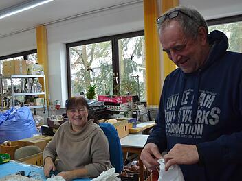 Alexander Meier betrachtet einen Puppenkörper, der von Helene Träger zum Stopfen vorbereitet wird. Foto: Rainer Lutz