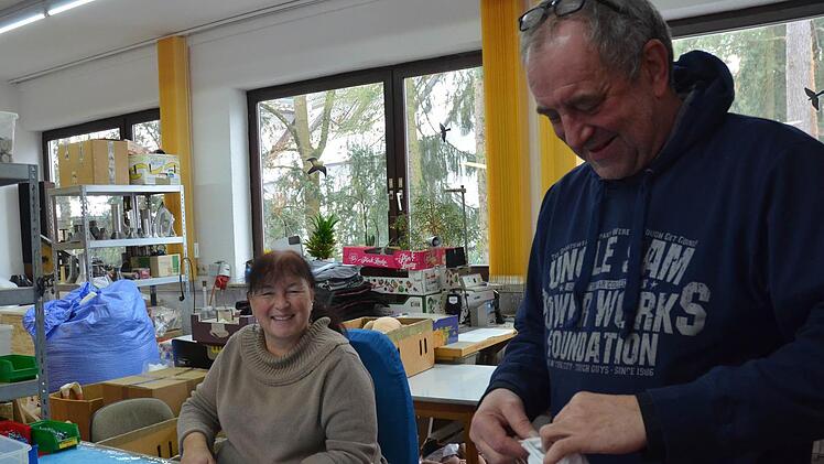 Alexander Meier betrachtet einen Puppenkörper, der von Helene Träger zum Stopfen vorbereitet wird. Foto: Rainer Lutz