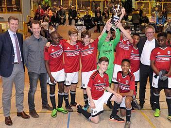 Der FC Fulham gewann den 7. Frankenwald-Cup in Helmbrechts. Mit im Bild (von links) der Hofer Landrat Oliver Bär, Cheforganisator Jürgen Goller und Helmbrechts' Bürgermeister Stefan Pöhlmann (rechts). Foto: Werner Reißaus
