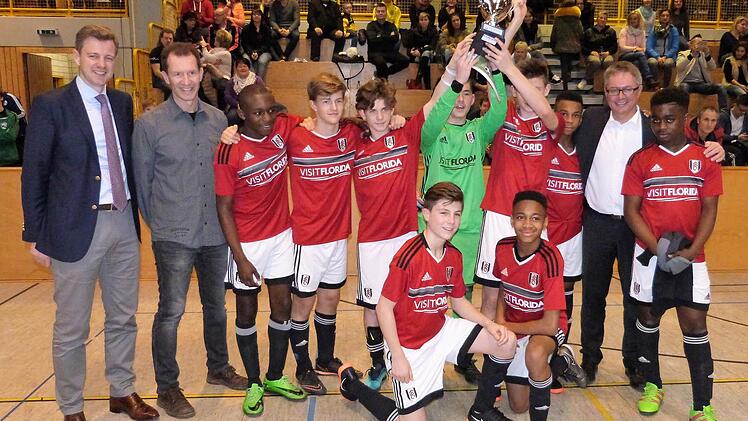Der FC Fulham gewann den 7. Frankenwald-Cup in Helmbrechts. Mit im Bild (von links) der Hofer Landrat Oliver Bär, Cheforganisator Jürgen Goller und Helmbrechts' Bürgermeister Stefan Pöhlmann (rechts). Foto: Werner Reißaus