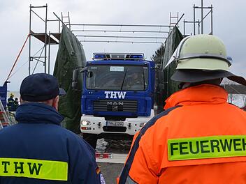 THW und  Feuerwehr haben am Wochenende den Ernstfall geprobt: Die Schweinepest auf einem Hof im Landkreis Bad Kissingen. Foto: Peter Rauch