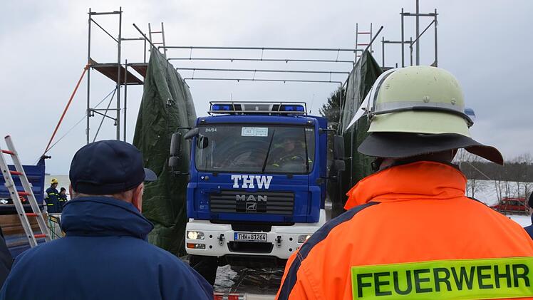 THW und  Feuerwehr haben am Wochenende den Ernstfall geprobt: Die Schweinepest auf einem Hof im Landkreis Bad Kissingen. Foto: Peter Rauch