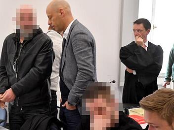 Hauptangeklagter Winfried E. (links) hat über Verteidiger Stefan Tierel seine Sicht der Ereignisse dargestellt. Foto: Ronald Rinklef