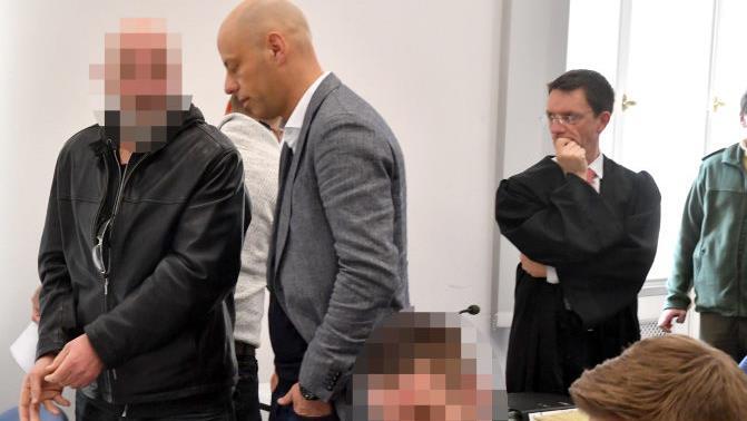 Hauptangeklagter Winfried E. (links) hat über Verteidiger Stefan Tierel seine Sicht der Ereignisse dargestellt. Foto: Ronald Rinklef