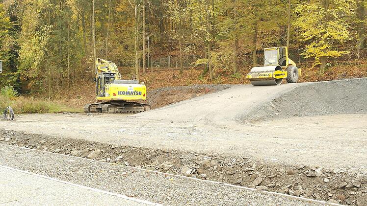Auch im Schwimmbad wird gearbeitet. An der Unteren Buchgasse, wo das alte Sprungbecken war, wurde eine Zufahrt geschaffen.
