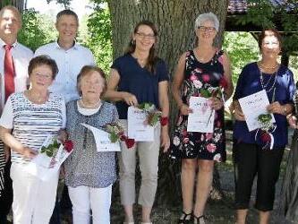 Sommerfest mit Jubilaren (von rechts): Zweite Vorsitzende Christel Zschach, Heidrun Lapuhs, Angelika Eschner, Astrid Kraemer, Charlotte Mäder, Bürgermeister Marco Steiner, Inge Niemitz, BRK-Geschäftsführer Jürgen Beninga und Vorsitzende Sylvia Lieb  Foto: Manja von Nida
