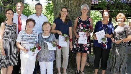 Sommerfest mit Jubilaren (von rechts): Zweite Vorsitzende Christel Zschach, Heidrun Lapuhs, Angelika Eschner, Astrid Kraemer, Charlotte Mäder, Bürgermeister Marco Steiner, Inge Niemitz, BRK-Geschäftsführer Jürgen Beninga und Vorsitzende Sylvia Lieb  Foto: Manja von Nida