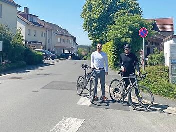 Wenn es nach Can Aydin (links) und Stefan Sauerteig (SPD) geht, soll künftig in der Von-Merklin-Straße nur noch 30 gefahren werden. Foto: SPD