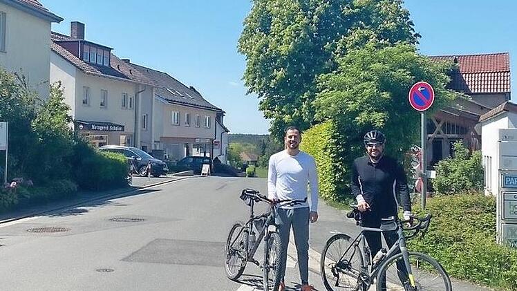 Wenn es nach Can Aydin (links) und Stefan Sauerteig (SPD) geht, soll künftig in der Von-Merklin-Straße nur noch 30 gefahren werden. Foto: SPD