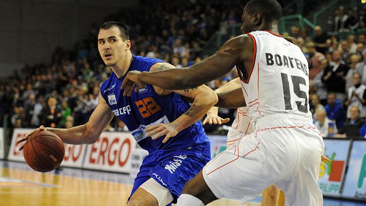Jason Cain gegen Eric Boateng (rechts).