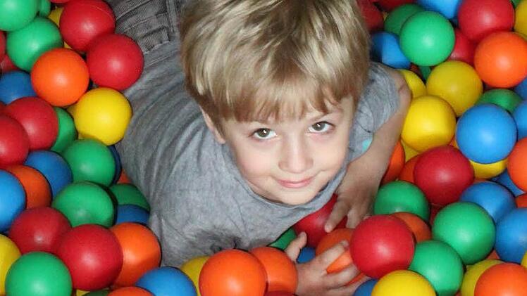 Der kleine Vincent im Kugelbad.