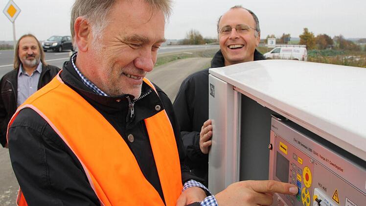 Per Knopfdruck haben Hartmut Pianski und Matthias Wacker die Ampel in Betrieb genommen. Foto: Ralf Ruppert