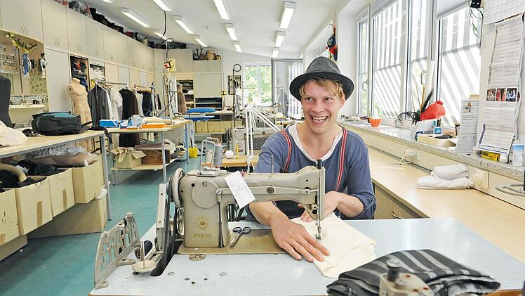 Schauspieler Oliver Baesler in der Schneiderei des Landestheaters.Foto: Jochen Berger