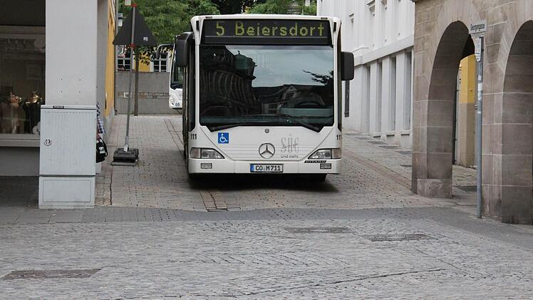 Auch im oberen Teil der Grafengasse gibt es schon tiefe Spurrinnen.