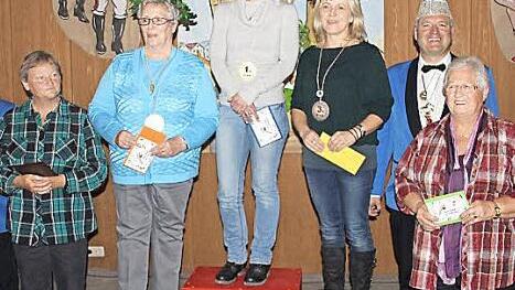 Bei der Gaudi-Olympiade gewannen (auf dem Siegerpodest mit Lorbeerkranz von links) Ruth Schumacher, Birgit Kestel und Petra Schlager.