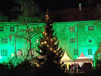 In stimmungsvolles Licht getaucht: Schloss Aschach zur Weihnachtszeit. Foto: Sigismund von Dobschütz