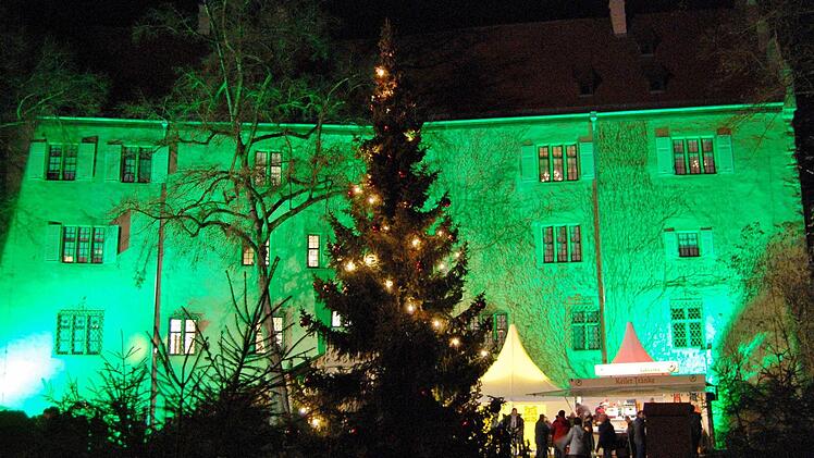In stimmungsvolles Licht getaucht: Schloss Aschach zur Weihnachtszeit. Foto: Sigismund von Dobschütz