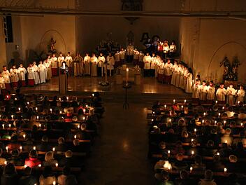 Die Ministranten haben das Osterlicht in der Pfarrkirche verteilt. Foto: Franz Galster