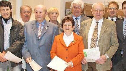 Die Kreisverkehrswacht ehrte sieben Männer und drei Frauen für 50 Jahre Verbundenheit, Winfried Hannweber (Zweiter von links) hält dem Verein seit 40 Jahren die Treue. Die Jubilare (v. l.) Renate Schneider und Johann Schneider, Manfred Habelitz, Karola Richter, Gerhard Moser (hinten) sowie Rosemarie und Hans Erhardt mit den Bürgermeistern Bernd Rebhan, Markus Wich und Egon Herrmann. Foto: Sonny Adam