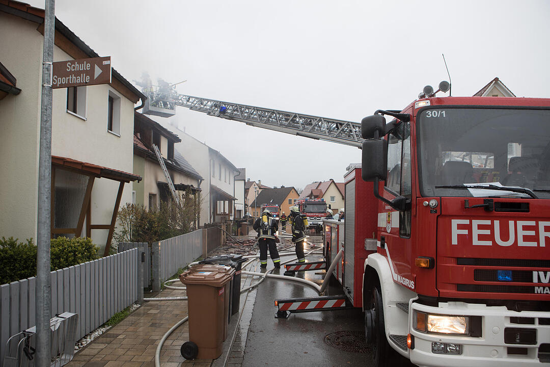 Brand in Doppelhaushälfte: Anderer Gebäudeteil in Mitleidenschaft gezogen - Bewohner leicht verletzt – Feuerwehr muss Dachstuhl öffnen, um Glutnester zu bekämpfen