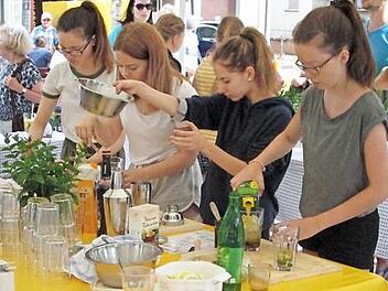 Fleißige Helferinnen aus den weiterführenden Schulen unterstützen die Fairtrade-Aktion. Fotos: Winfried Ehling