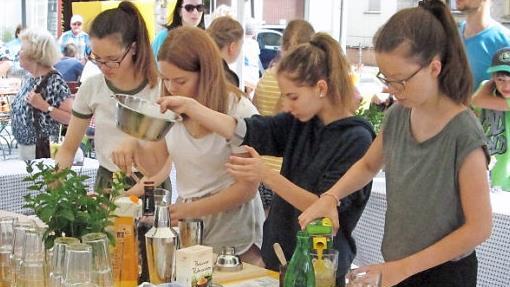 Fleißige Helferinnen aus den weiterführenden Schulen unterstützen die Fairtrade-Aktion. Fotos: Winfried Ehling