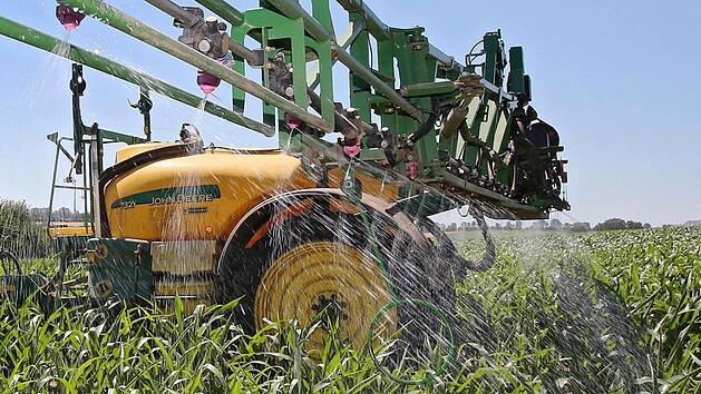 Glyphosat wird auf ein Feld gespritzt. In Hofheim soll das auf st&auml;dtischen Fl&auml;chen weiterhin m&ouml;glich sein. Allerdings schl&auml;gt die Stadt einen anderen Weg ein f&uuml;r mehr Umweltschutz.  dpa/Archiv