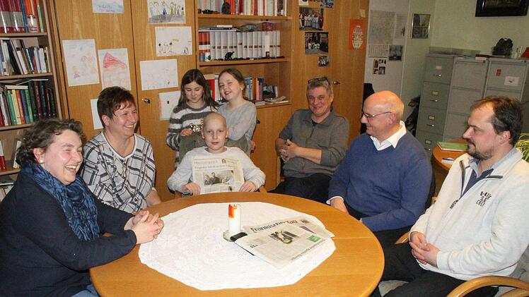 Plauderrunde im Pfarrhaus (von links): Mutter Birgit Conrads, Bea Wirth, Jakob mit Schwester Lena und ihrer Freundin Marlene, Bernhard Panzer (FT), Pfarrer Helmut Hetzel und Vater Daniel Conrads Fotos: Michael Busch