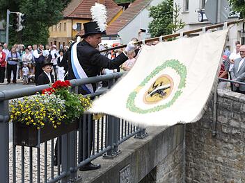 Matthias Zeitler schwenkte in diesem Jahr zum dritten Mal als jüngstes Stadtratsmitglied die Fahne an der Schwedenbrücke. Fotos: Michael Wunder