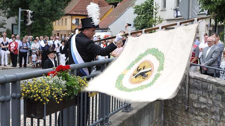Matthias Zeitler schwenkte in diesem Jahr zum dritten Mal als jüngstes Stadtratsmitglied die Fahne an der Schwedenbrücke. Fotos: Michael Wunder
