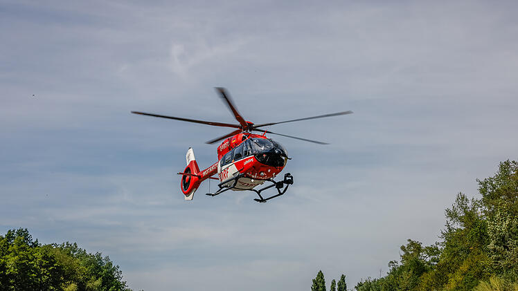 Lastwagen und Auto kollidiert: Auto kommt nach Zusammenstoß auf dem Dach in einem Feld zum Liegen
