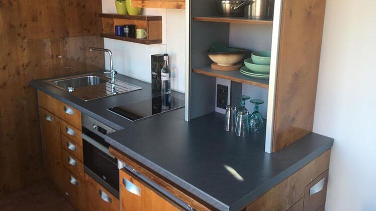 Scheuerfeld: Hamburger stellt Tiny Haus auf - so sieht es im Inneren aus