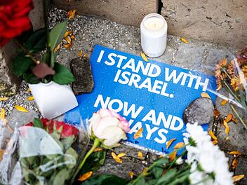 Mann besudelt Israel-Fahne bei Mahnwache Mann besudelt Israel-Fahne bei Mahnwache