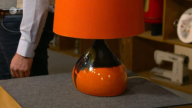 Die Leuchte aus den 1960er-Jahren mit einem Keramiksockel von Rosenthal nach dem Design von Björn Wiinblad war 200 bis 250 Euro wert. Jan Cizek bezahlte 200 Euro dafür.