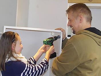 Ramona Haderlein hilft Joachim Reuther beim Anbringen der Küchen-Hängeschränke.  Foto: Heike Schülein
