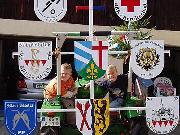 Zwei Buben, Bastian Wehner (links) und Franz-Xaver Rosshirt, mit dem Wappenbaum, an den die örtlichen Vereine ihre Wappen gehängt haben. Foto: Frank Schmitt