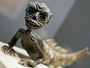 Die Skulptur "Sirene mit Fischschwanz" ist eines der Exponate in der Schau. Foto: Karmann, dpa