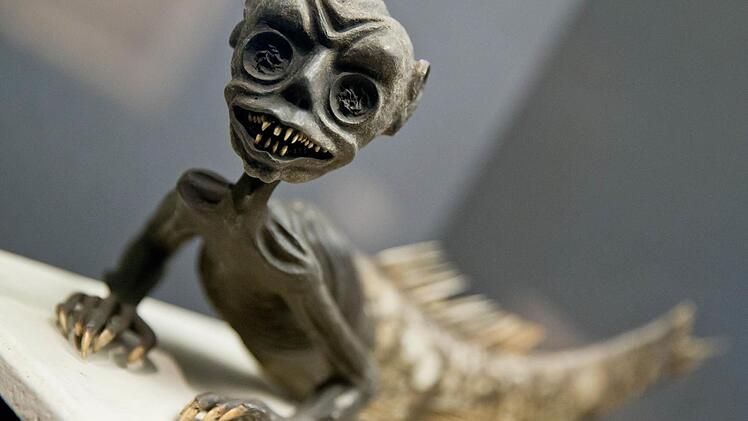 Die Skulptur "Sirene mit Fischschwanz" ist eines der Exponate in der Schau. Foto: Karmann, dpa