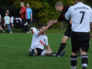Die Rhöner Hand-Reichung: Aufeinander zugegangen zum Wohle des Fußballsports in den Ortschaften sind der SV Wildflecken und der SCK Oberwildflecken. Auf unserem Bild symbolisieren dies SCKler Benjamin Witke (links) und SV-Spielführer Reinhard Bramowski. Foto: ssp
