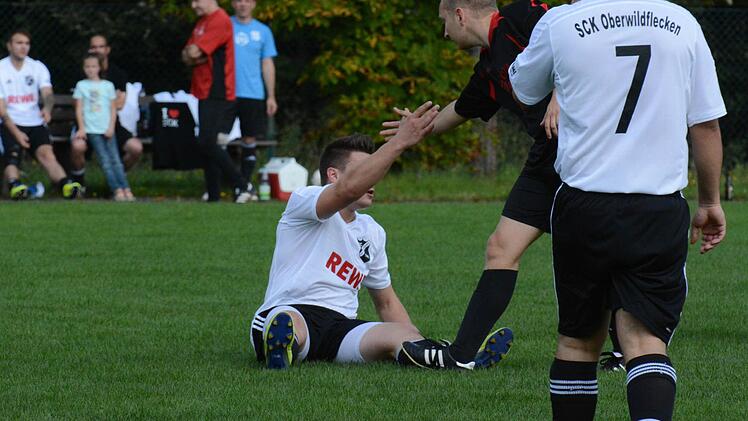 Die Rhöner Hand-Reichung: Aufeinander zugegangen zum Wohle des Fußballsports in den Ortschaften sind der SV Wildflecken und der SCK Oberwildflecken. Auf unserem Bild symbolisieren dies SCKler Benjamin Witke (links) und SV-Spielführer Reinhard Bramowski. Foto: ssp