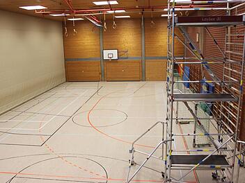 Blick von oben in einen Teil der Dreifachturnhalle, wo noch ein Gerüst steht. Fotos: Popp