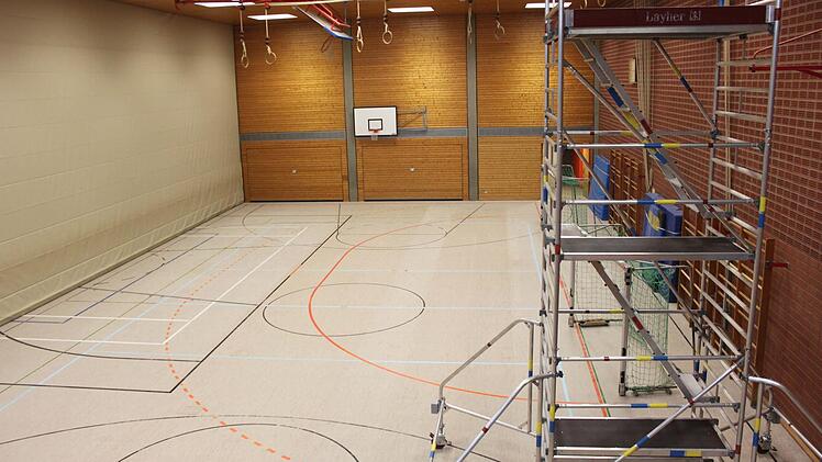 Blick von oben in einen Teil der Dreifachturnhalle, wo noch ein Gerüst steht. Fotos: Popp