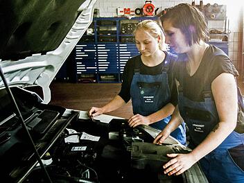 Johanna Beyer und Sabrina Wittmann haben viel Spaß bei der Arbeit als Kfz-Mechatronikerinnen bei der Firma Hommert. Foto: Jochen Berger