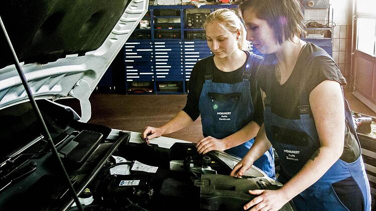 Johanna Beyer und Sabrina Wittmann haben viel Spaß bei der Arbeit als Kfz-Mechatronikerinnen bei der Firma Hommert. Foto: Jochen Berger
