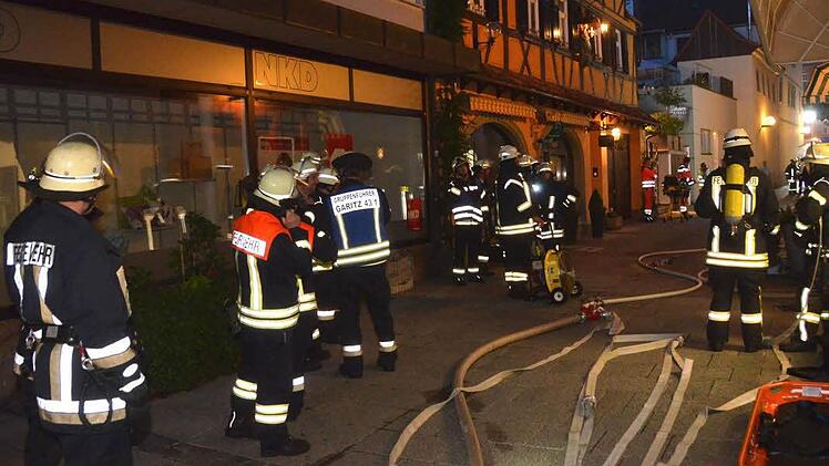Beim dritten Einsatz innerhalb weniger Stunden musste die Feuerwehr am Mittwochabend einen Wohnungsbrand in der Badgasse löschen.  Foto: Peter Rauch