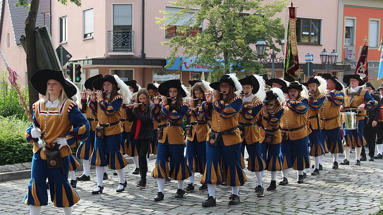 Ein langer Kirchenzug mit vielen Vereins- und Fahnenabordnungen bewegte sich zum Gedenkgottesdienst. Fotos: Johanna Blum