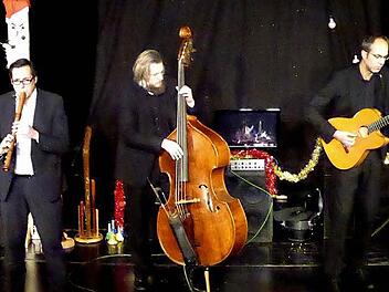 Spaßmusik mit virtuosen Instrumentalisten und Anklängen an Weihnachtslieder: Das Trio "Wildes Holz" (Tobias Reisige (Flöten und Trommel), Markus Conrads (Kontrabass, Mandoline, Singende Säge) und Anto Karaula (Gitarre) brachte den Theatersaal zum Jubeln. Foto: Gerhild Ahnert
