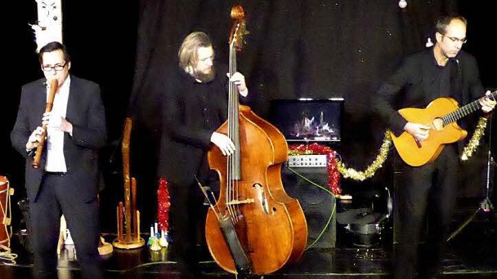 Spaßmusik mit virtuosen Instrumentalisten und Anklängen an Weihnachtslieder: Das Trio "Wildes Holz" (Tobias Reisige (Flöten und Trommel), Markus Conrads (Kontrabass, Mandoline, Singende Säge) und Anto Karaula (Gitarre) brachte den Theatersaal zum Jubeln. Foto: Gerhild Ahnert