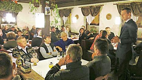 Thomas Silberhorn (r.) bei seinem Vortrag in Weingarts Foto: Franz Galster